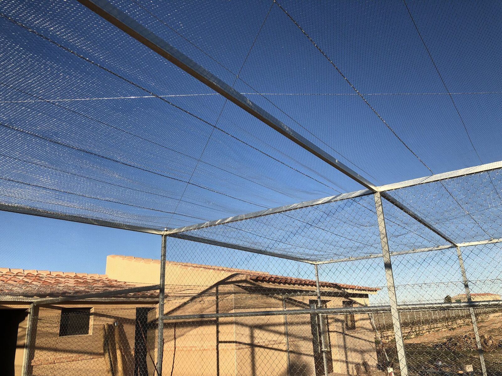 Vista del techo de un voladero, con la malla tensada sobre cables