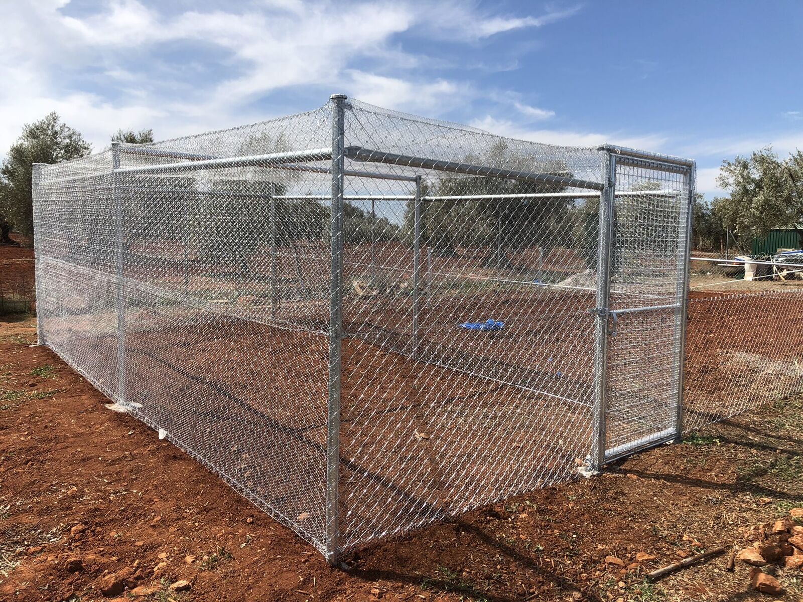 Voladero cerrado con malla y estructura de tubo galvanizado, con la cubierta también cerrada