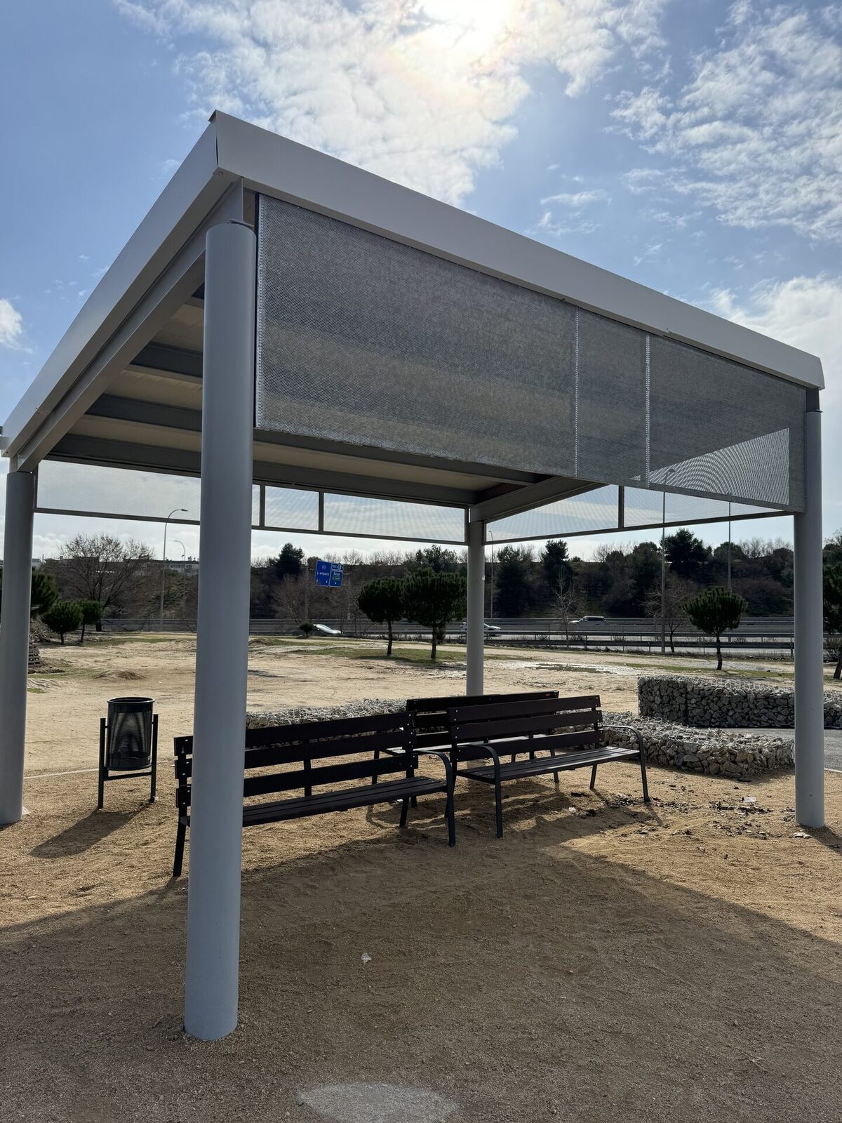 Sombraje con bancos y mesa en una instalación deportiva municipal