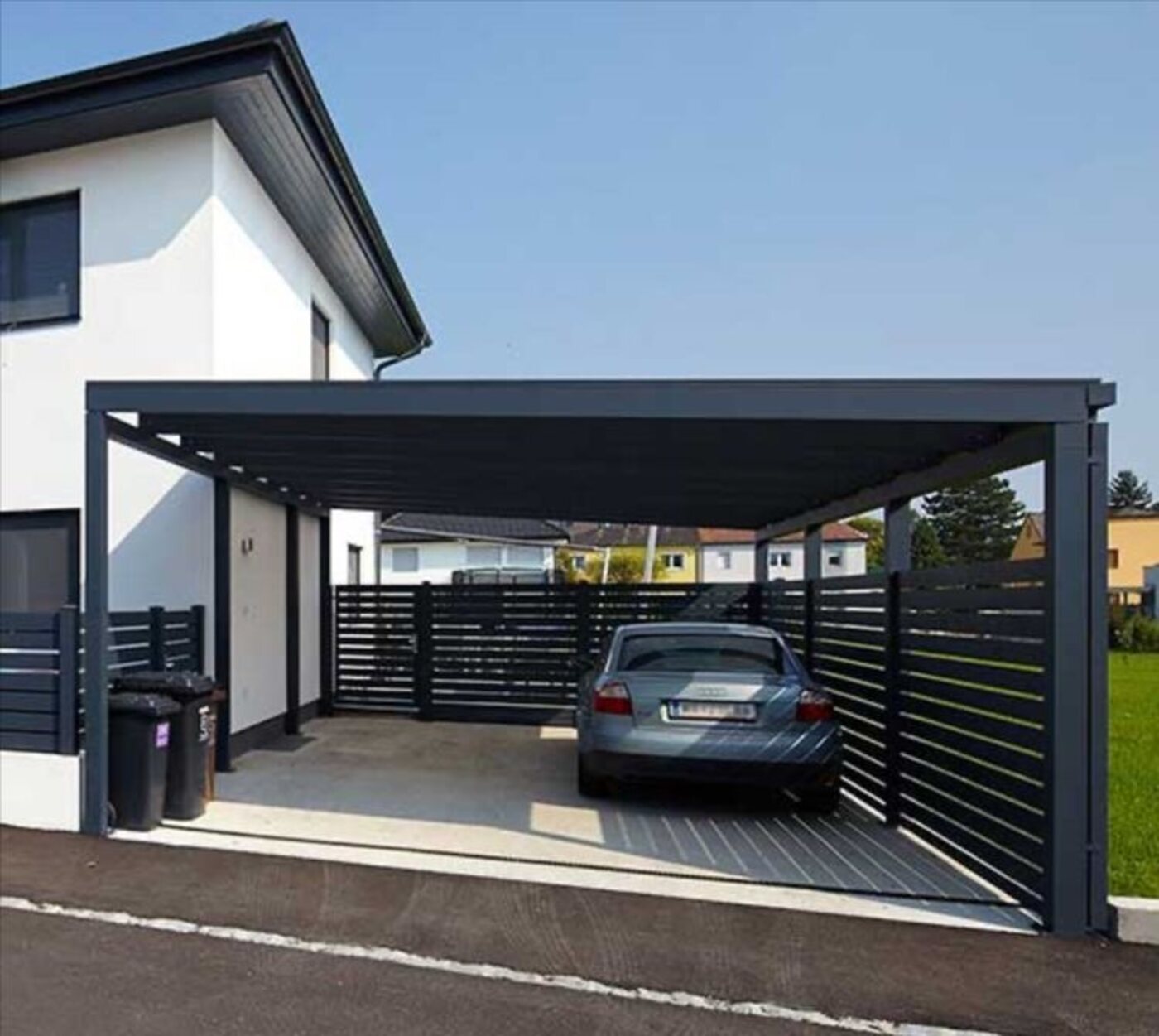Carport de lamas junto a una vivienda