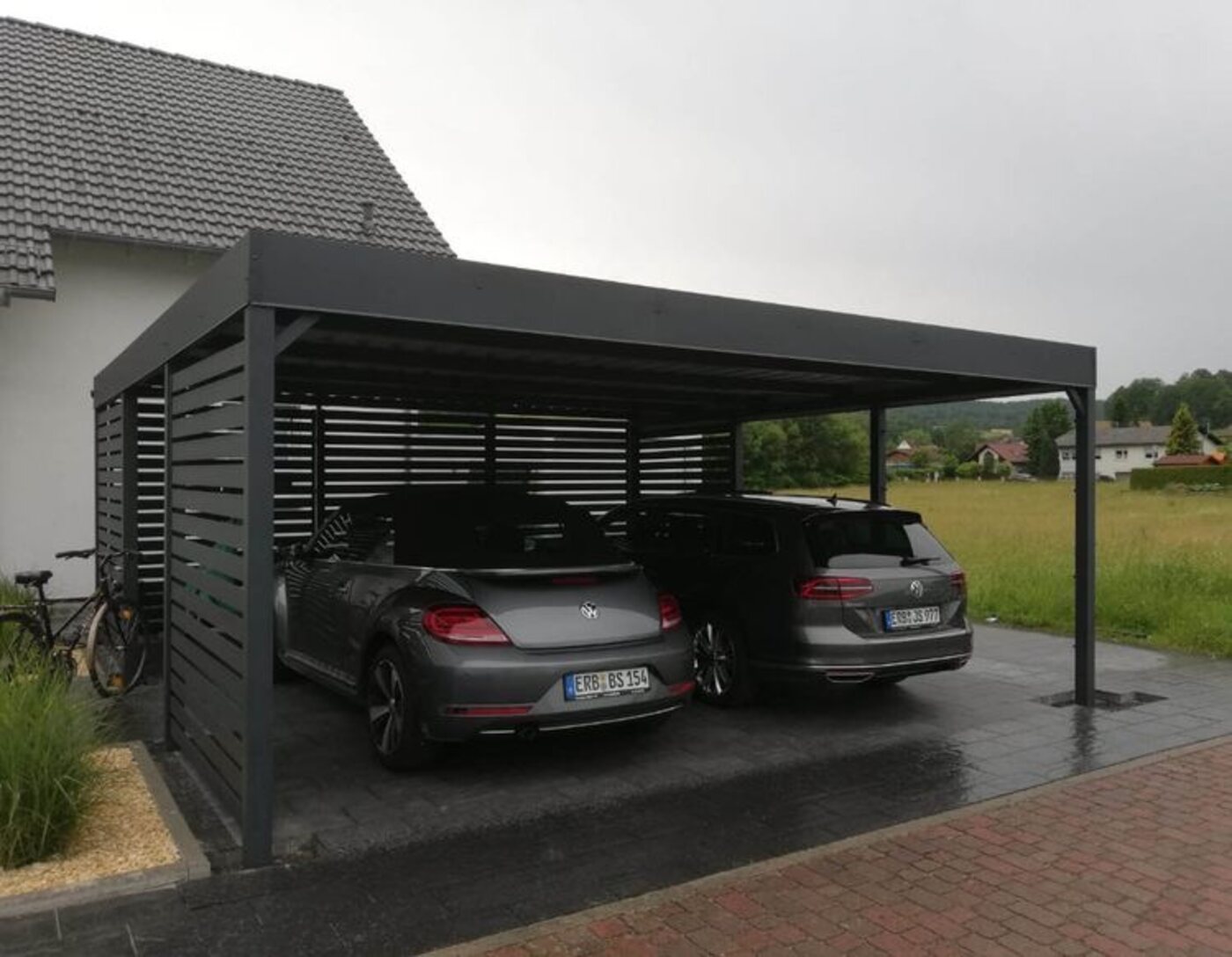 Carport de lamas con dos plazas de aparcamiento