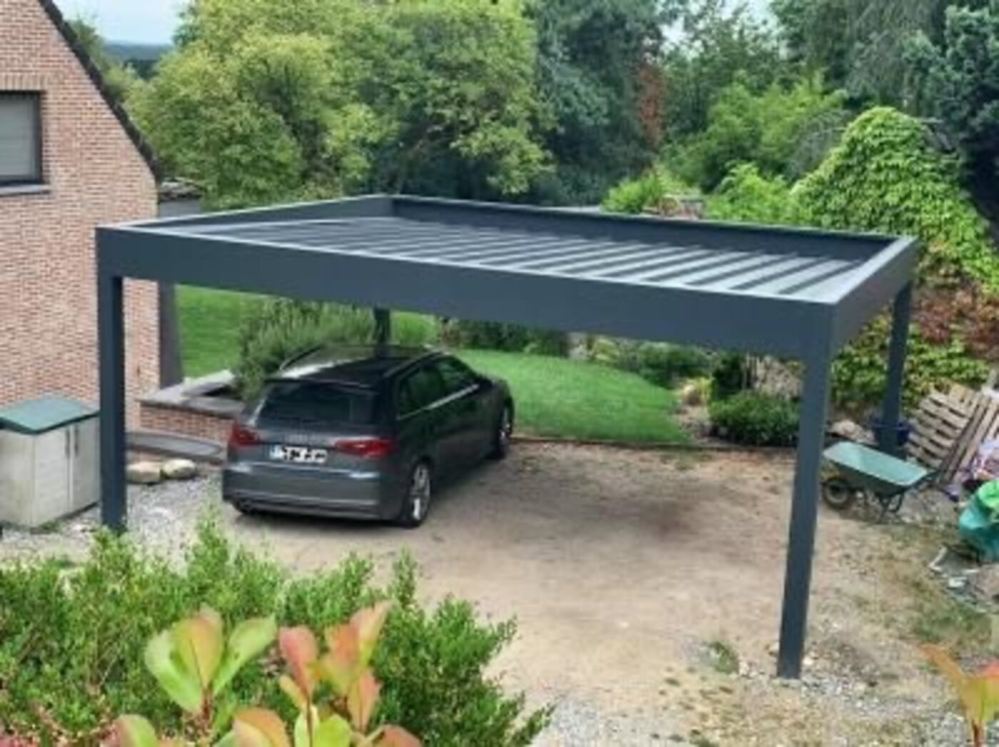 Carport metálico con cubierta de lamas sobre un vehículo