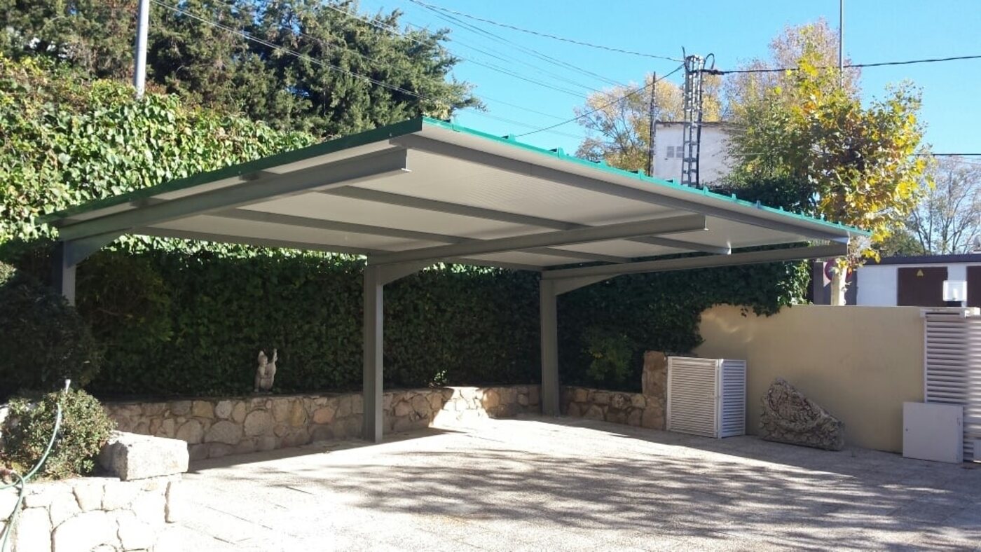 Sombraje metálico sobre una zona de aparcamiento