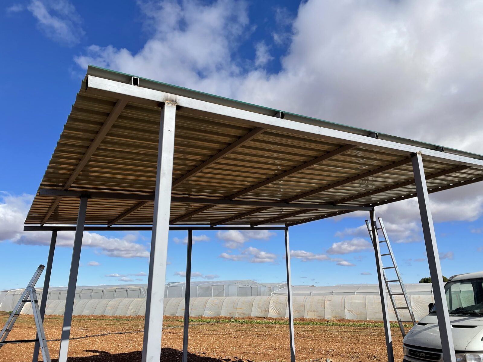 Estructura de pérgola de gran tamaño recién montada en una finca