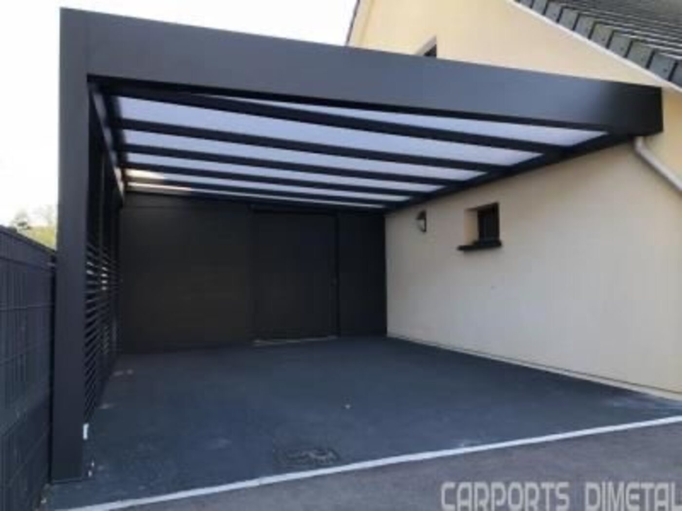 Carport adosado a la fachada de una vivienda