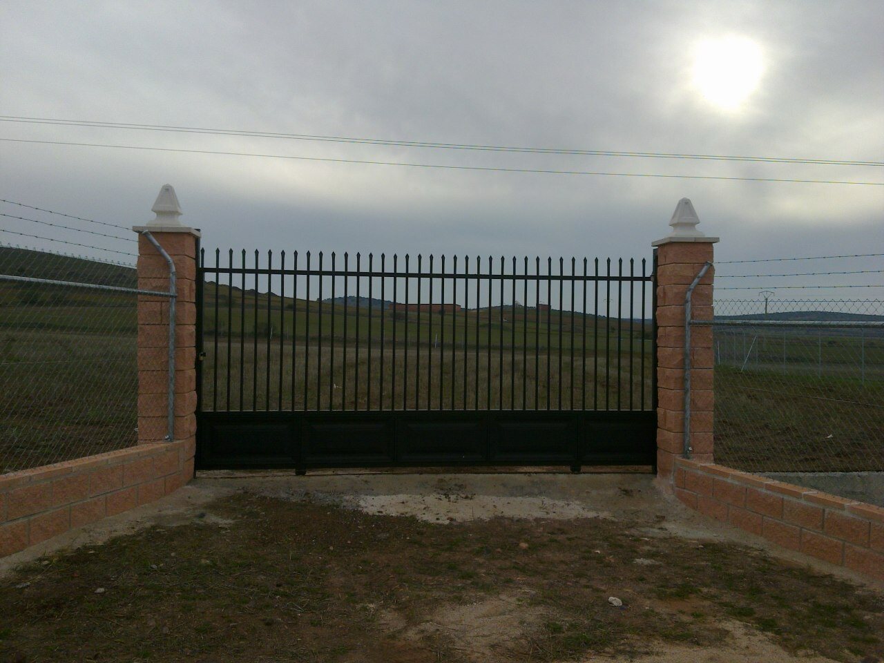 Puerta corredera con pilares de bloque modelo split