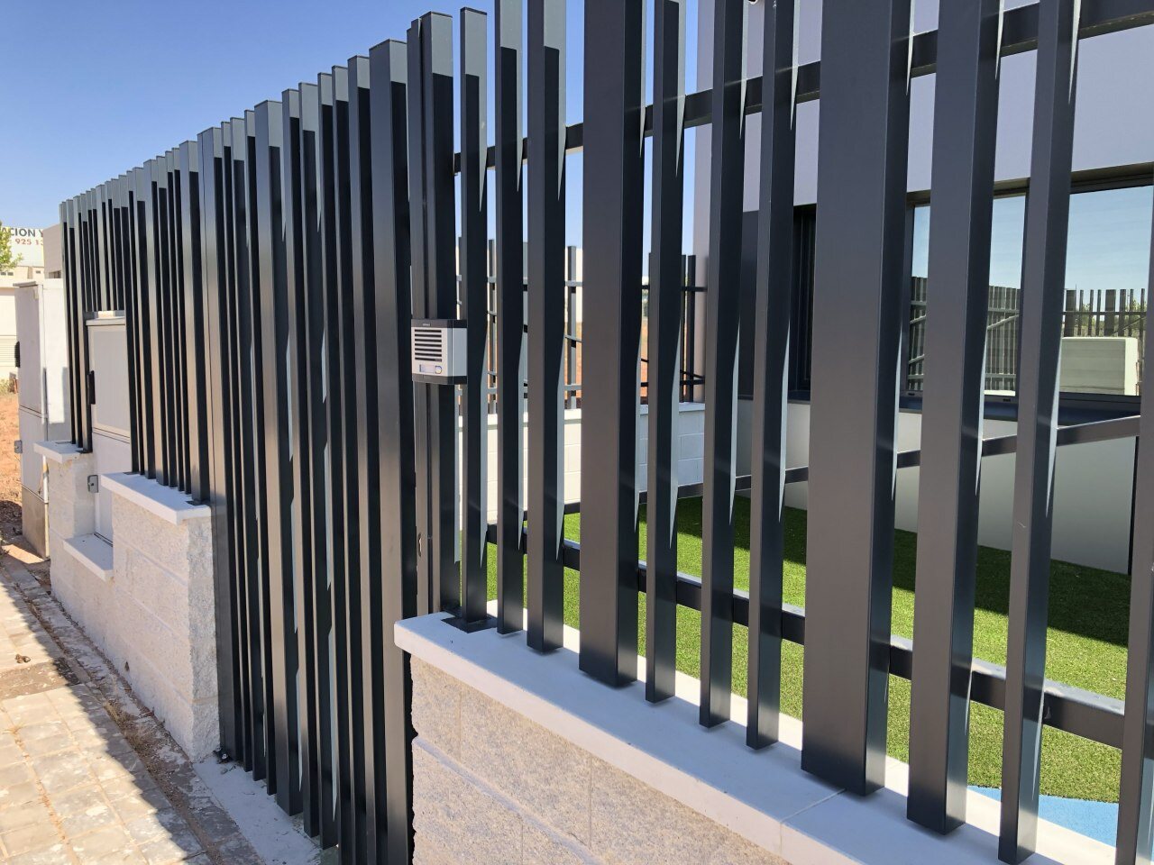 Puerta con barrotes uniformes de diseño moderno