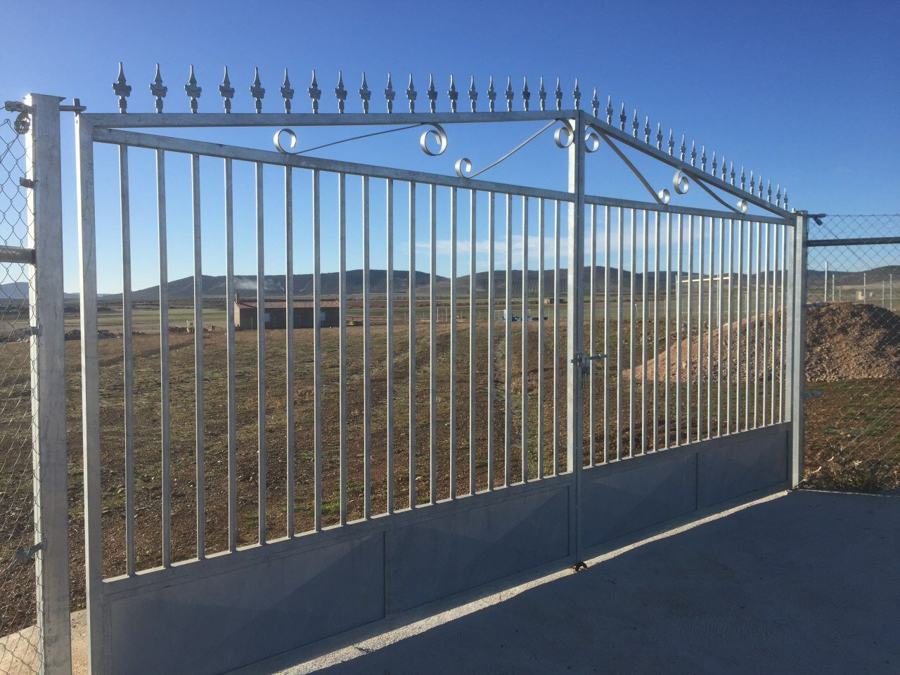 Puerta modelo pico galvanizada