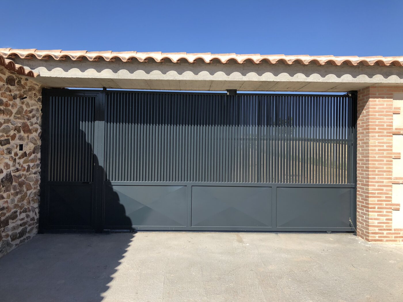 Puerta corredera de 5 metros con lamas de chapa