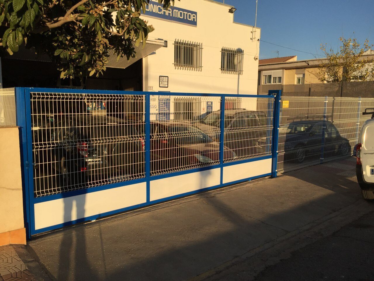 Puerta corredera con bastidor azul y malla electrosoldada