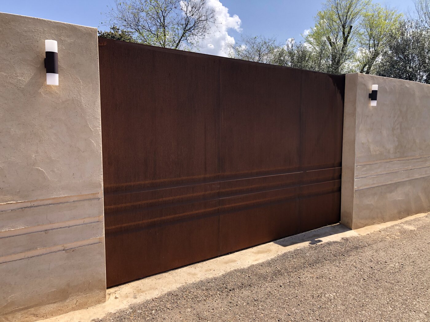 Puerta corredera de chapa de acero corten