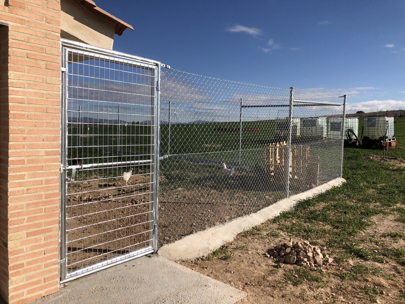 Puerta abatible galvanizada de acceso a perrera MontesFafer