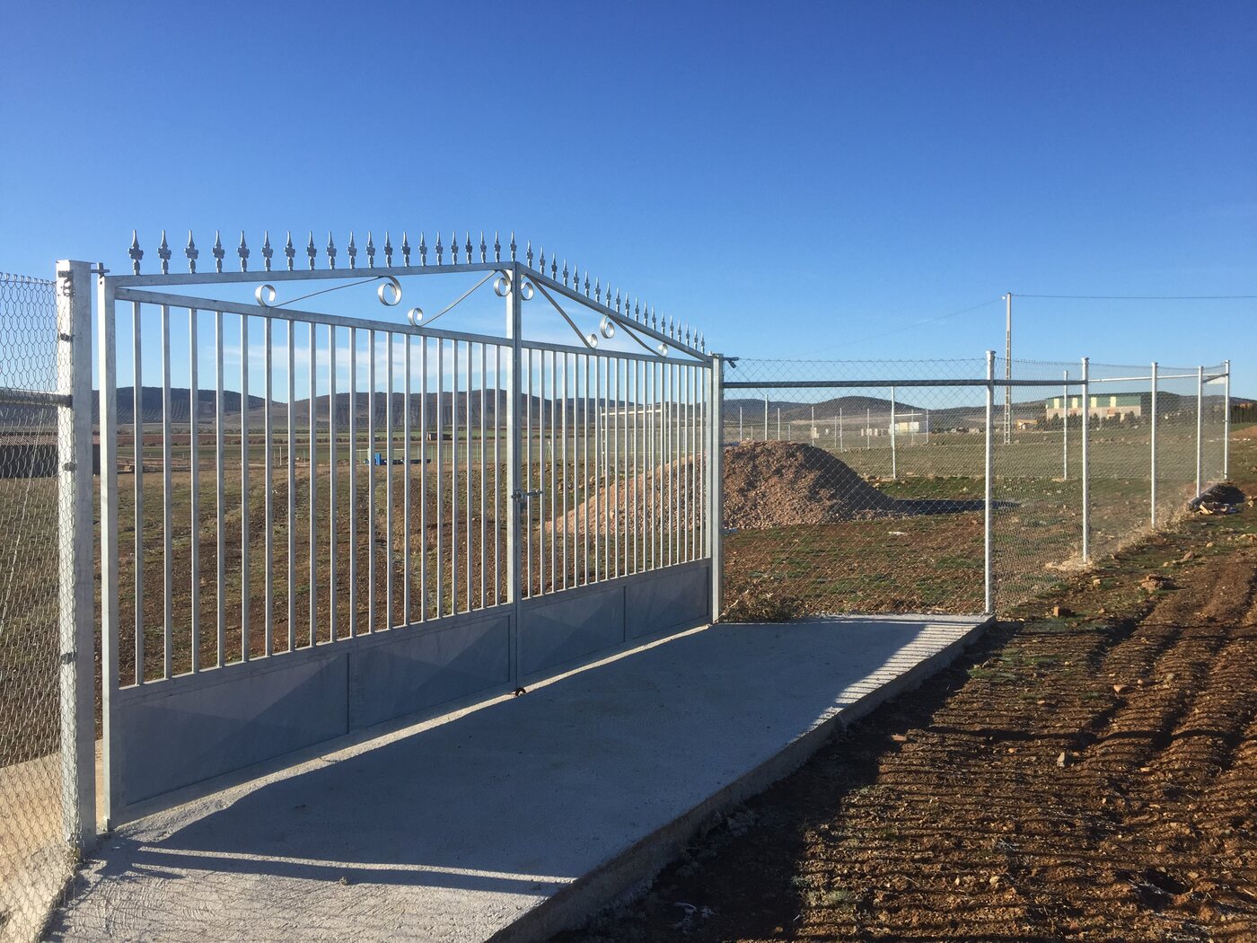 Puerta modelo pico galvanizada MontesFafer
