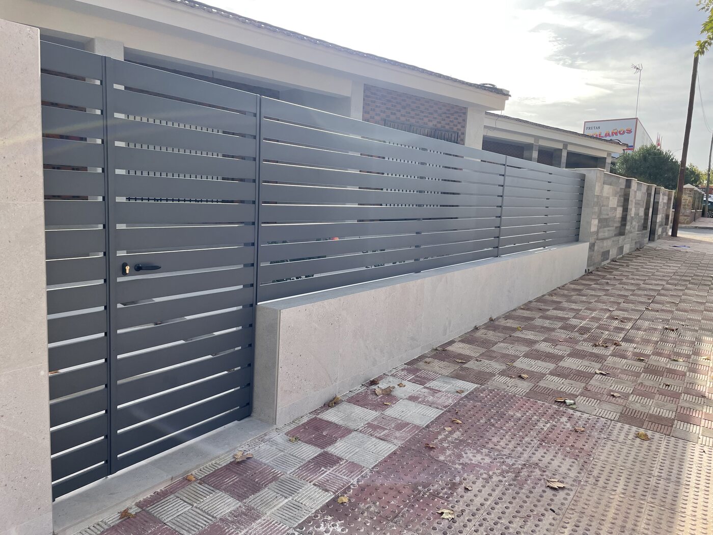 Verja de lamas horizontales con puerta peatonal MontesFafer