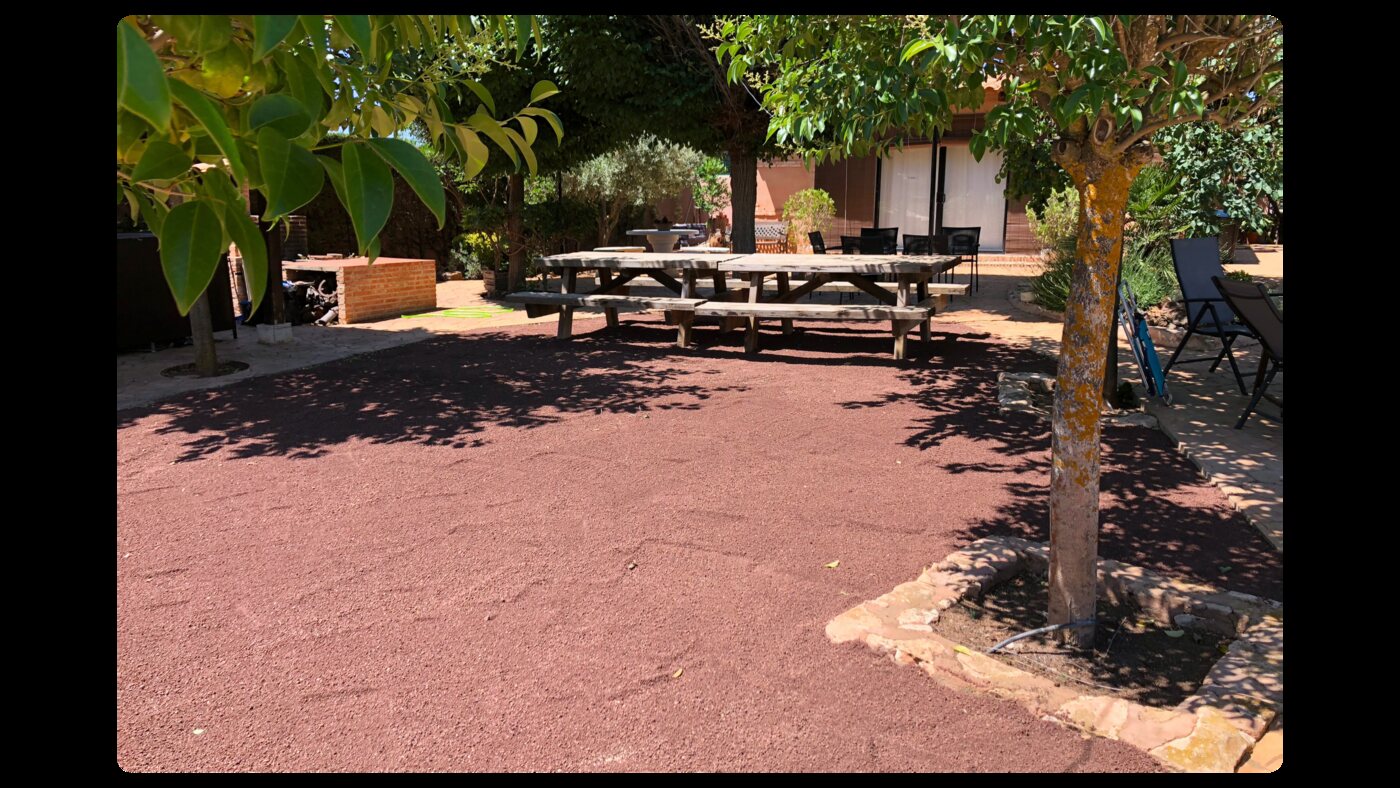 Zona de merendero con zahorra roja extendida y compactada