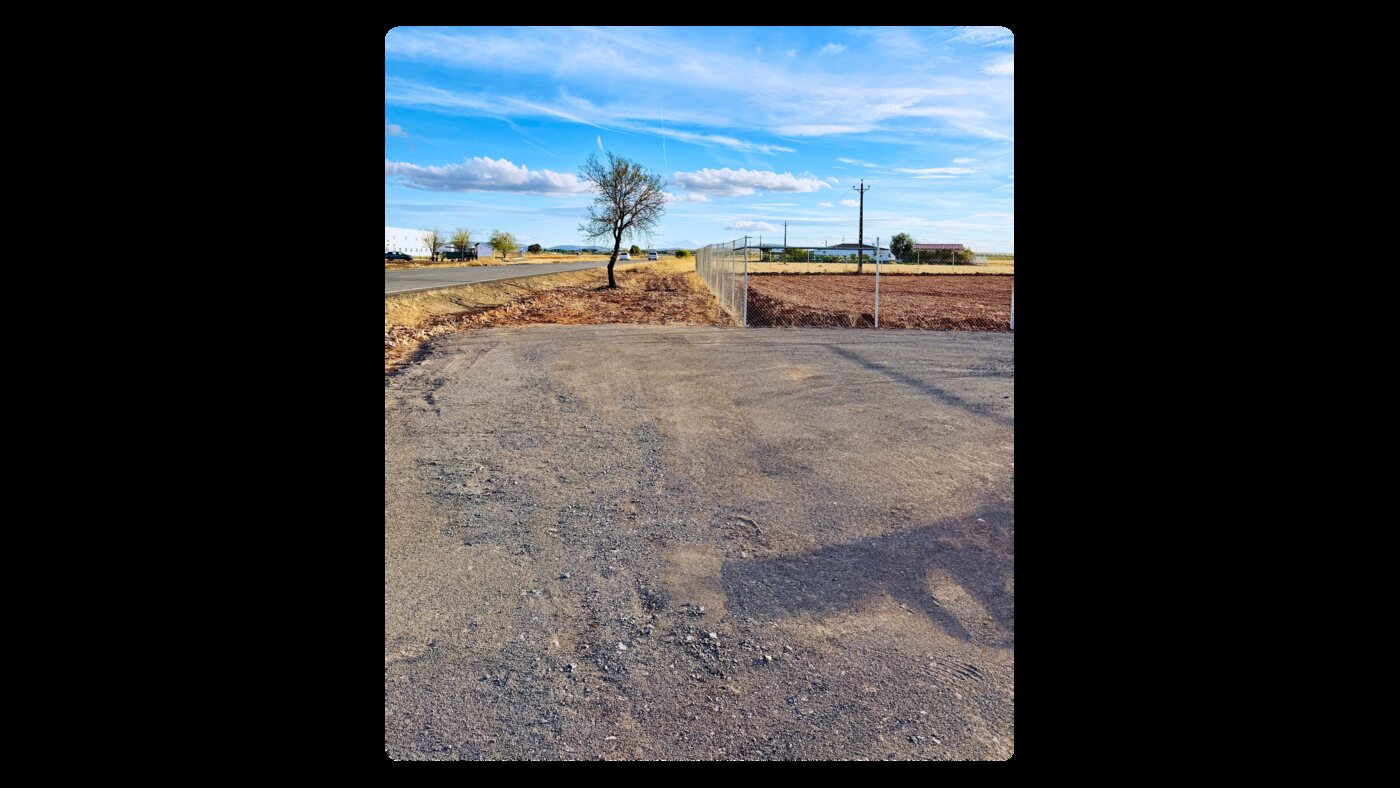 El mismo terreno con la zahorra extendida y compactada